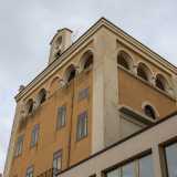 ...appare sovrastato da un loggiato ad archi e da un piccolo campanile